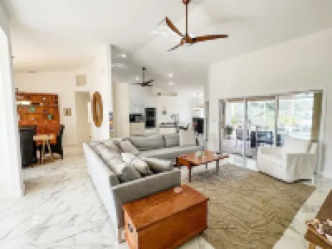 3-Bedroom Waterfront Pool House in Manatee Bay. Byob: Bring Your Own Boat