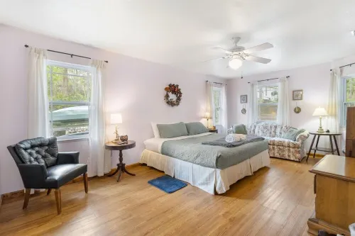 End of the Rainbow Retreat!3-Bed Home on Rainbow River: Kayaks, Games, and more!