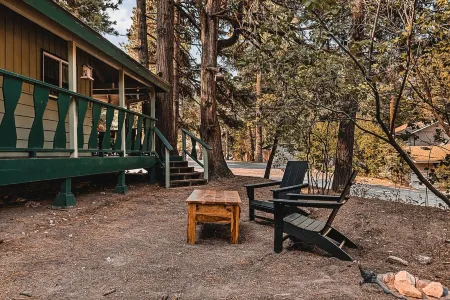 Holiday Getaway - 10 Mins. from Snow Valley Ski Resort Отели в г. Раннинг Спрингс