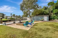 4BR Home w/ Private Dock and Fenced Backyard and Firepit. Minutes from the Beach