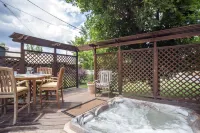 Home Away From Home, backyard Oasis, walk to dwtn, Hot Tub, 25mi. to Aspen