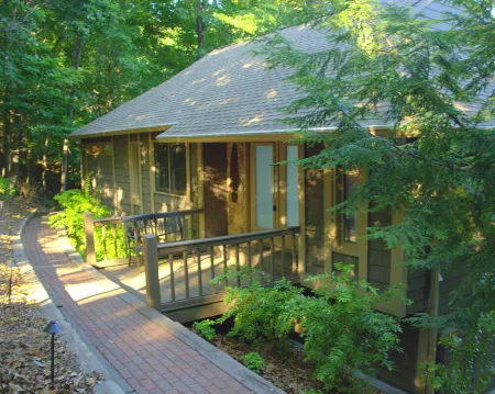 A Contemporary Mountain Retreat, a VRBO Bear Stay Отели рядом с достопримечательностью «Парк штата Амикалола Фолс»