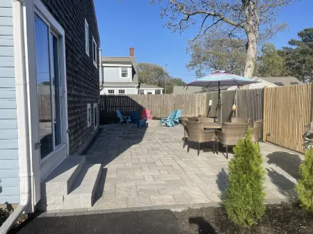 Gorgeous 4 bedroom/2 baths, 1/10 mile to the beach, outdoor patio with firepit Отели рядом с достопримечательностью «Парк Си Вью»