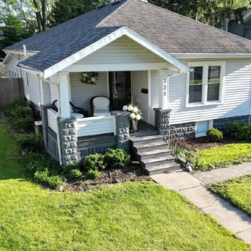 Cozy Home with LOTS of space- Less than 1 mile to ISU & IWU, 5 miles to airport