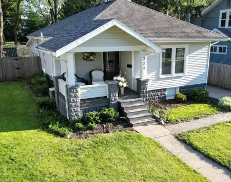 Cozy Home with LOTS of space- Less than 1 mile to ISU & IWU, 5 miles to airport