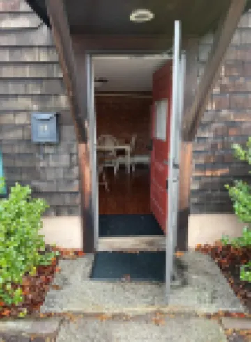 Studio Apt with Full Kitchen. 1 minute stroll over picturesque bridge into town.