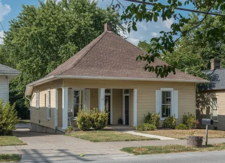 Gorgeous interior, walk to downtown, amazingly renovated historic 1901 house!