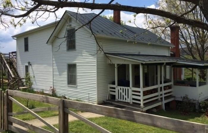 Quaint Country Cottage, Mountain Views, VT/Radford/VA Families Haven!