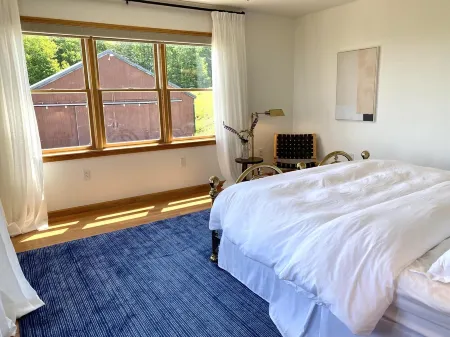 Catskills Mountaintop House w/ HOT TUB and VIEWS!