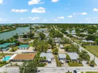 Beautiful Nokomis Beach Cottage. Walk to Beach w/Tranquil & Private Patio - 4-Star