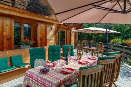 Chalet with whirlpool bath, exceptional panorama and sunshine. Отели в г. Manigod