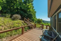 Mtn Cabin with Views, Hot Tub+Grill, Wood Stove, WiFi, Private & Close to Town.