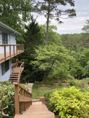 Hideaway Cove- Private Boat Dock, Waterfront, Game Room, Family-Friendly, Quiet Hotels near Phantom Fireworks of Buford