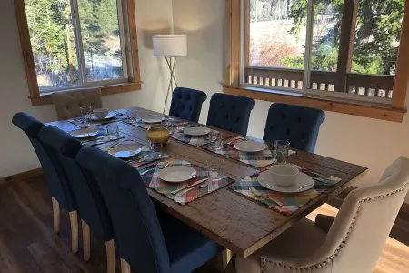 Modern Day Luxury Cabin Living! 4 Bed/4Bath, Hot Tub, 5 Acres, 15 Min to Lvnwrth