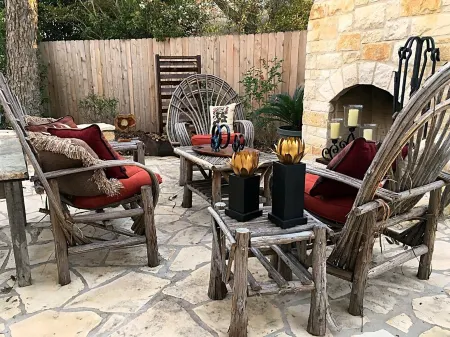 ❤️Luxury Crockett Street Retreat, hot tub and outdoor fireplace! Downtown