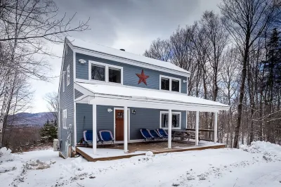 Spacious Private 4 Bedroom - 3 Bath house 5 min to skiing, biking, hiking, golf. Hotel in zona Pico Mountain Ski Resort