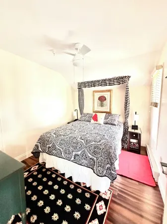 Mackinac Island Condo MONTHLY RENTAL ONLY Condo has Great Lakes & Main St. views Отели рядом с достопримечательностью «Мост Макинак»