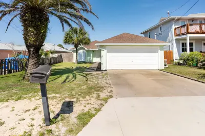Beautiful House Sleeps 12 - Hot Tub - Breakfast - Walk to Beach Hotels near Rick Seltzer Park