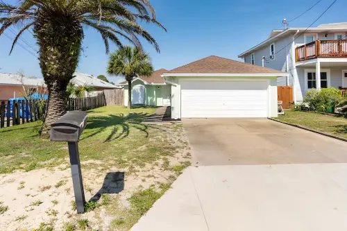 Beautiful House Sleeps 12 - Hot Tub - Breakfast - Walk to Beach