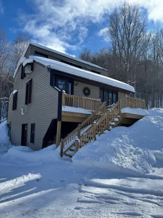 Bluff’s Edge Secluded Retreat with 2 car garage!