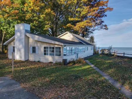 Lakefront Escape on Erie’s Edge | 20 minutes to Presque Isle | Pet Friendly! Отели рядом с достопримечательностью «Uncle John's Elk Creek Campground»