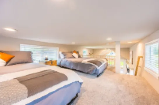 Rainforest Tiny Home Retreat Industrial #26