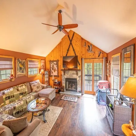 Snow Owl Chalet - Dover,  4-Bd 3-Bth - 10 Min. - Mt Snow! Saltwater Hot Tub!