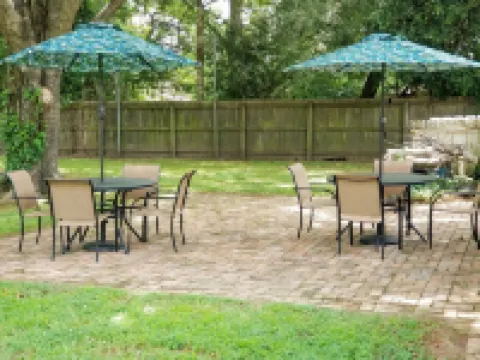 "Abbie's Place: Spacious 4Br Sanctuary with Sunroom and Private Backyard" Hotels in Pine Bluff