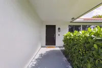 Luxury Modern Palm Beach Gardens Home with Heated Pool-Near Beach & Restaurants