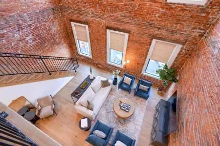 The Addison- Luxury Townhome w/ Rooftop Patio Отели рядом с достопримечательностью «Адена Стейт Мемориал»