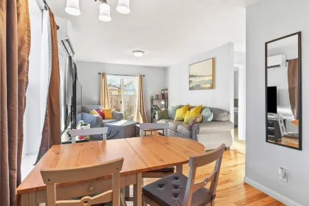 Charming 2-bedroom house with AC, WiFi in welcoming Salem