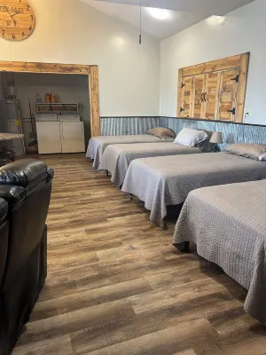Cozy  studio style space with AC and WiFi on  beautiful Cottonwood Lake Hotels in 