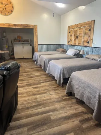 Cozy  studio style space with AC and WiFi on  beautiful Cottonwood Lake Отели в г. Спинк Каунти