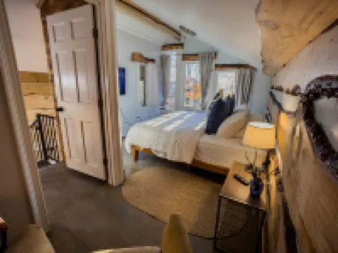 Magical Treehouse in Woods, Close many Wineries & Breweries, Pet Friendly!