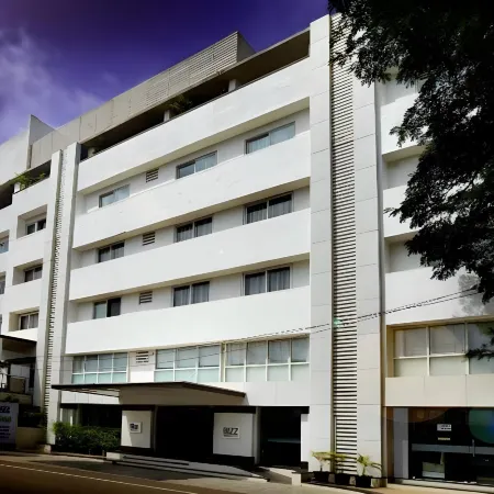 Bizz Tamanna Hotel Отели в г. Хинджавади