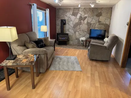 Sixty minutes to Glacier Park! Family friendly house.