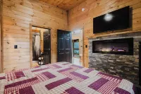 Cozy Hiker’s Retreat with Relaxing Hot Tub.