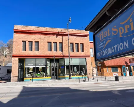 Full Kitchen // Spacious Living Room // Walk to Mineral Springs and Restaurants 温泉村酒店