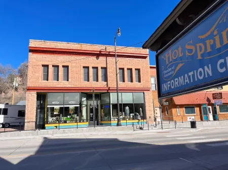 Full Kitchen // Spacious Living Room // Walk to Mineral Springs and Restaurants Отели рядом с достопримечательностью «Black Hills Putt 4 Fun»