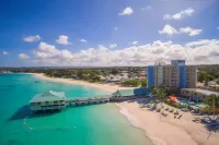 Radisson Aquatica Resort Barbados Hoteles cerca de Globe Drive-In