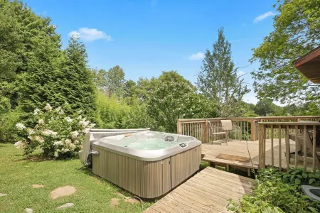 Hot tub! Bunks! Fireplace! Close to Downtown Boone and Skiing! Dog Friendly!