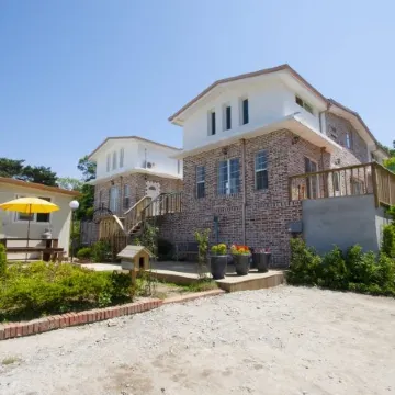 Ganghwado Terrace Pension Отели рядом с достопримечательностью «Хвадо-тондэ»