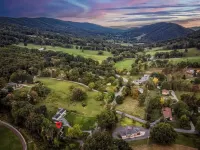 Charming 3-bedroom cottage with WiFi and AC in Hot Springs Hotels in Bath County