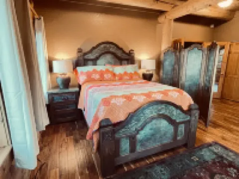 NEW Blue Sky Lodge on 80 Acres! Hot Tub, Decks, WiFi, wet bar, firepit, gym