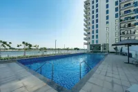 Maison Privee - Sleek Yas Getaway w/ Ferrari World and Canal Views - Хоумстей