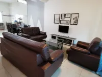 The Woodz Homestay - 2 Storey House - Pensionat