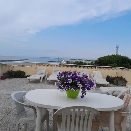 Beautiful apartment facing the sea. Balcony, plus huge terrace, very nice view.