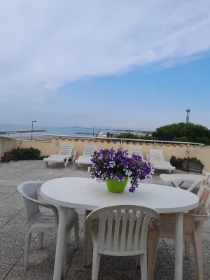 Beautiful apartment facing the sea. Balcony, plus huge terrace, very nice view.