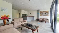 Ramada Suites by Wyndham Seafront Coral Coast Hôtels à : Voua