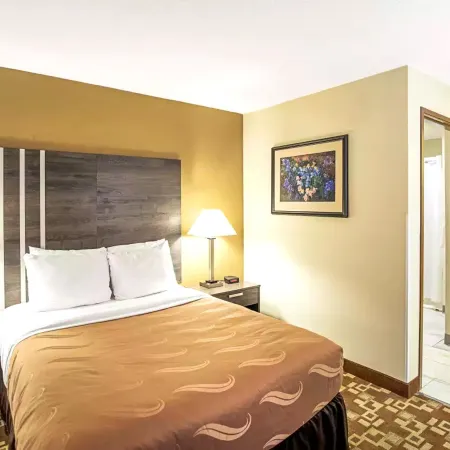 Norwood Inn & Suites Milwaukee